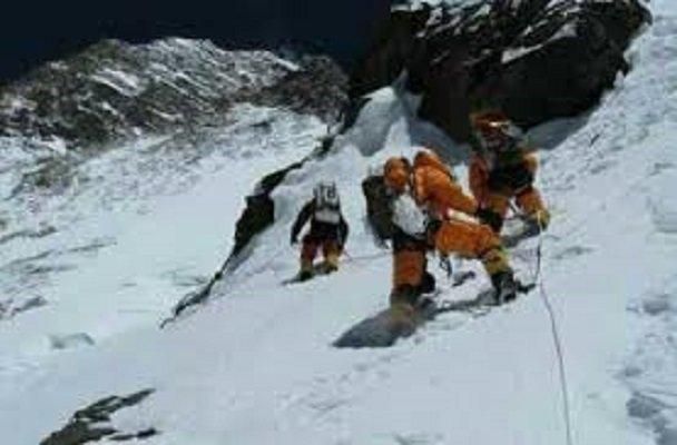 یک جوان در کوه میشو مرند گرفتار شد