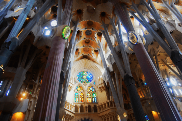 کلیسای ساگرادا فامیلیا در شهر بارسلون اسپانیا